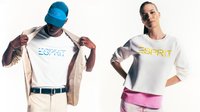 Weißes T-Shirt mit blauem "ESPRIT"-Logo, beiger Jacke, hellfarbigen Hosen; weibliches Modell in weißem Sweatshirt mit gelbem "ESPRIT"-Logo und pinken Akzenten.