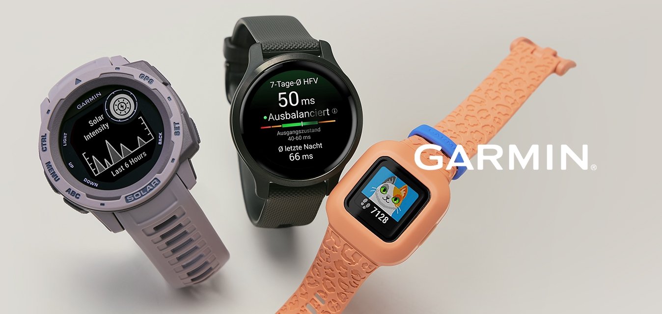 Tři chytré hodinky s digitálními displeji zobrazujícími intenzitu slunečního záření, údaje o srdeční frekvenci a kreslenou kočku s počtem kroků na vzorovaných páscích.