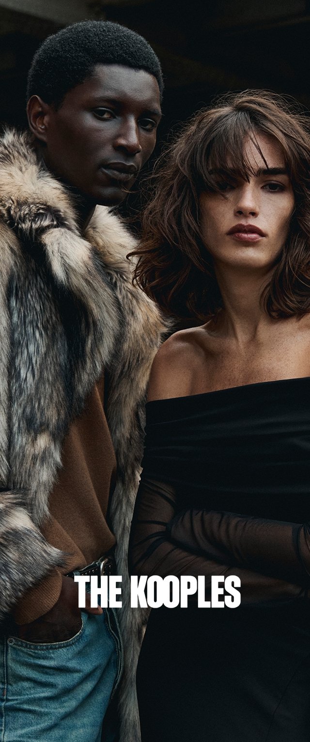 Due modelle posano vicine. Una indossa un cappotto in pelliccia sintetica, mentre l'altra è in un vestito nero scollato, mostrando texture e stili contrastanti.