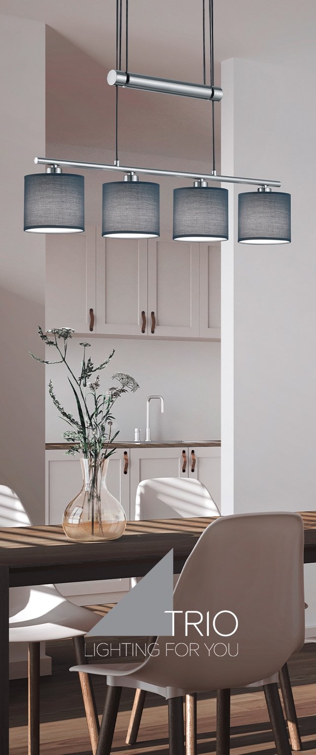 Hanglamp met vier cilindrische grijze stoffen lampenkappen, zilveren metalen accenten en een lineair ontwerp; gemonteerd op een slanke chroombuis.