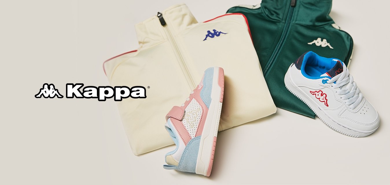 Kappa teplákové soupravy v zelené a krémové barvě, s červenými detaily, spárované s bílými teniskami s modrými akcenty a semišovými teniskami v růžové a modré barvě.