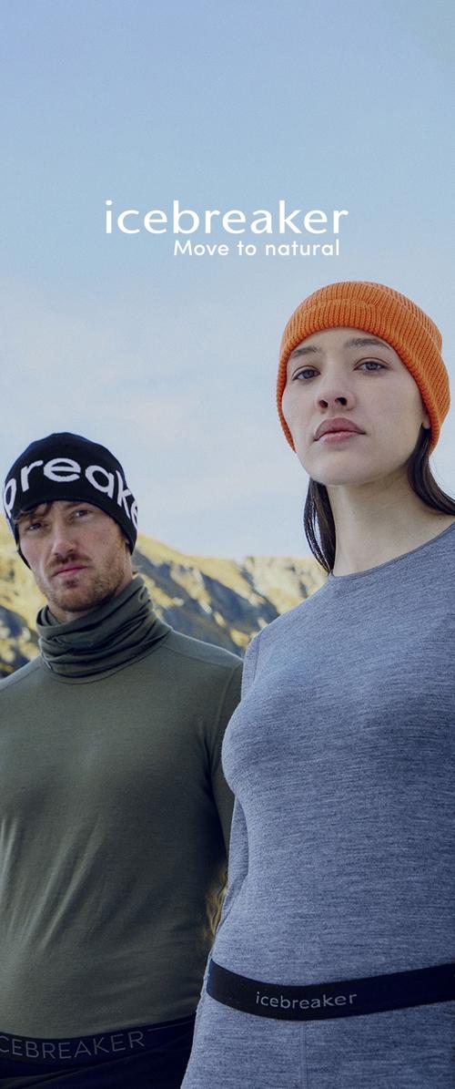 Zwei Personen tragen Outdoor-Bekleidung von Icebreaker. Die eine trägt ein graues Oberteil mit schwarzem, gebrandetem Bund, die andere ein grünes Oberteil mit einem schwarzen Nackenschutz, beide unter einem blauen Himmel.
