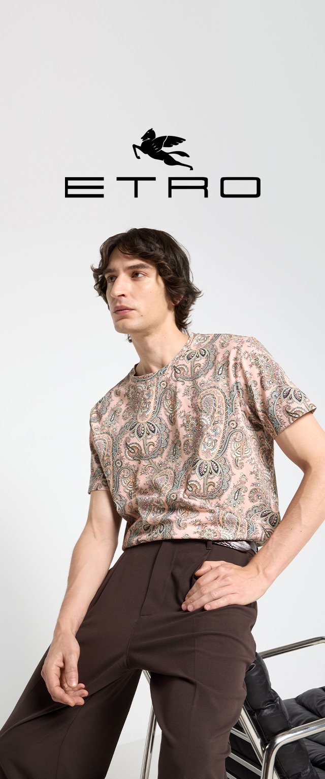 Korte mouw, roze paisley-gestreept shirt gemaakt van lichtgewicht stof, gecombineerd met bruine op maat gemaakte broek. Minimalistisch ontwerp, casual pasvorm.