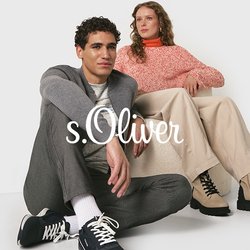 Dva mladí dospělí v neformálním podzimním oblečení; jeden sedí na podlaze v teniskách, druhý na nízkém sedadle v béžových botách na bílém pozadí.