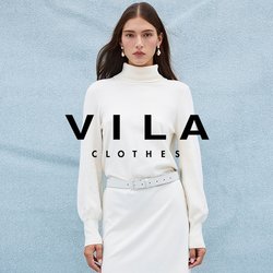 Bílý rolákový svetrový šaty s dlouhými rukávy a ladícím opaskem. Kombinované se šedými punčocháči a béžovými vysokými kozačkami na podpatku.