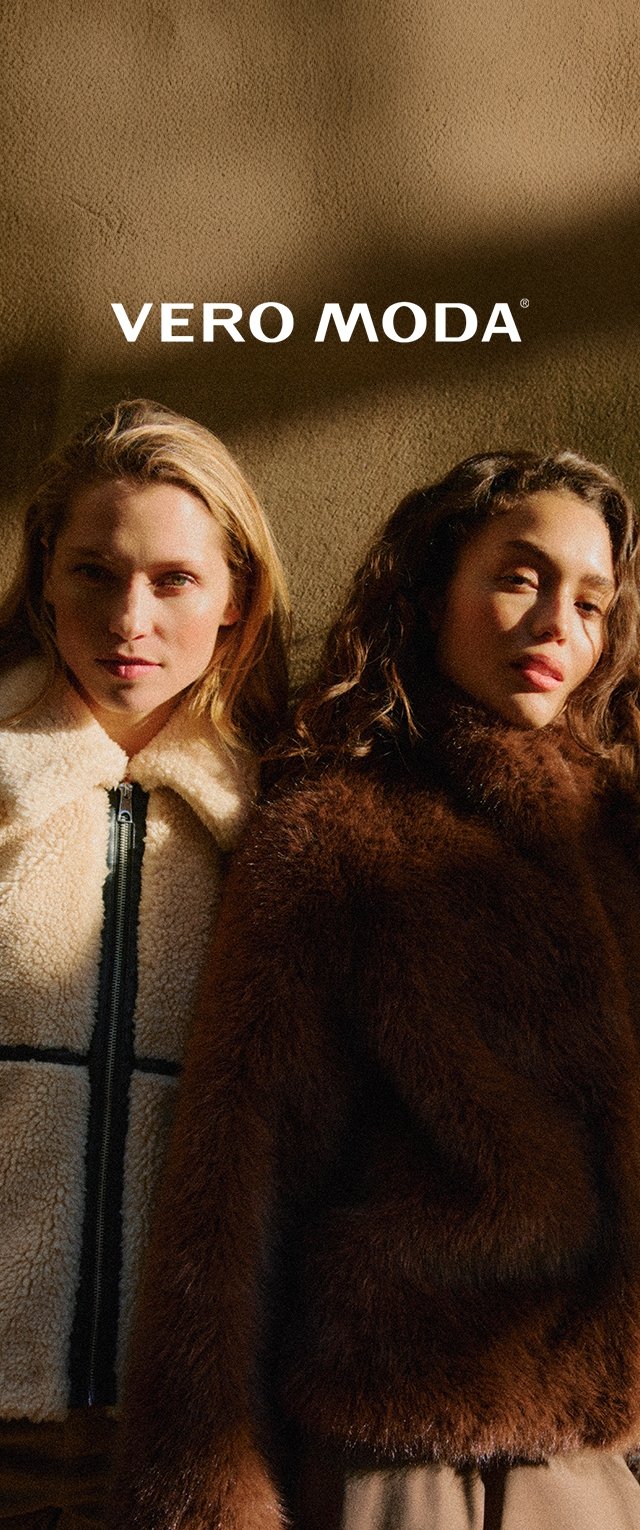 Twee modellen dragen een crèmekleurige schapenvachtjas met een ritssluiting aan de voorkant en een bruine, pluizige trui, beide tegen een neutrale achtergrond.