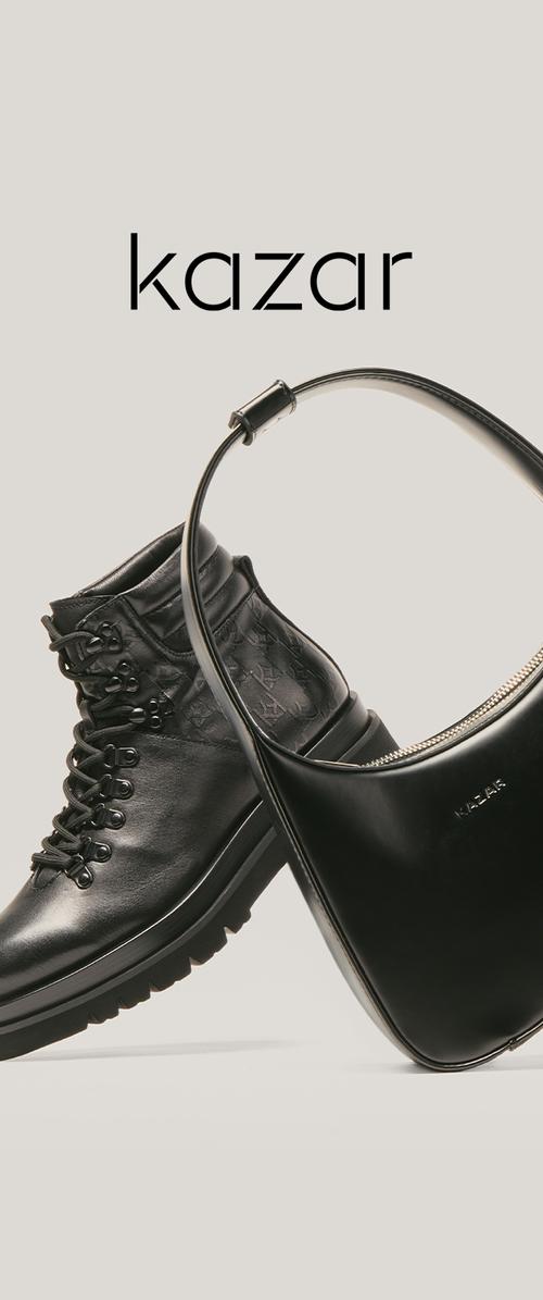 Zwarte leren veterschoenen met een gestructureerde schacht en robuuste zool naast een slanke zwarte handtas met een gebogen schouderband en ritssluiting.