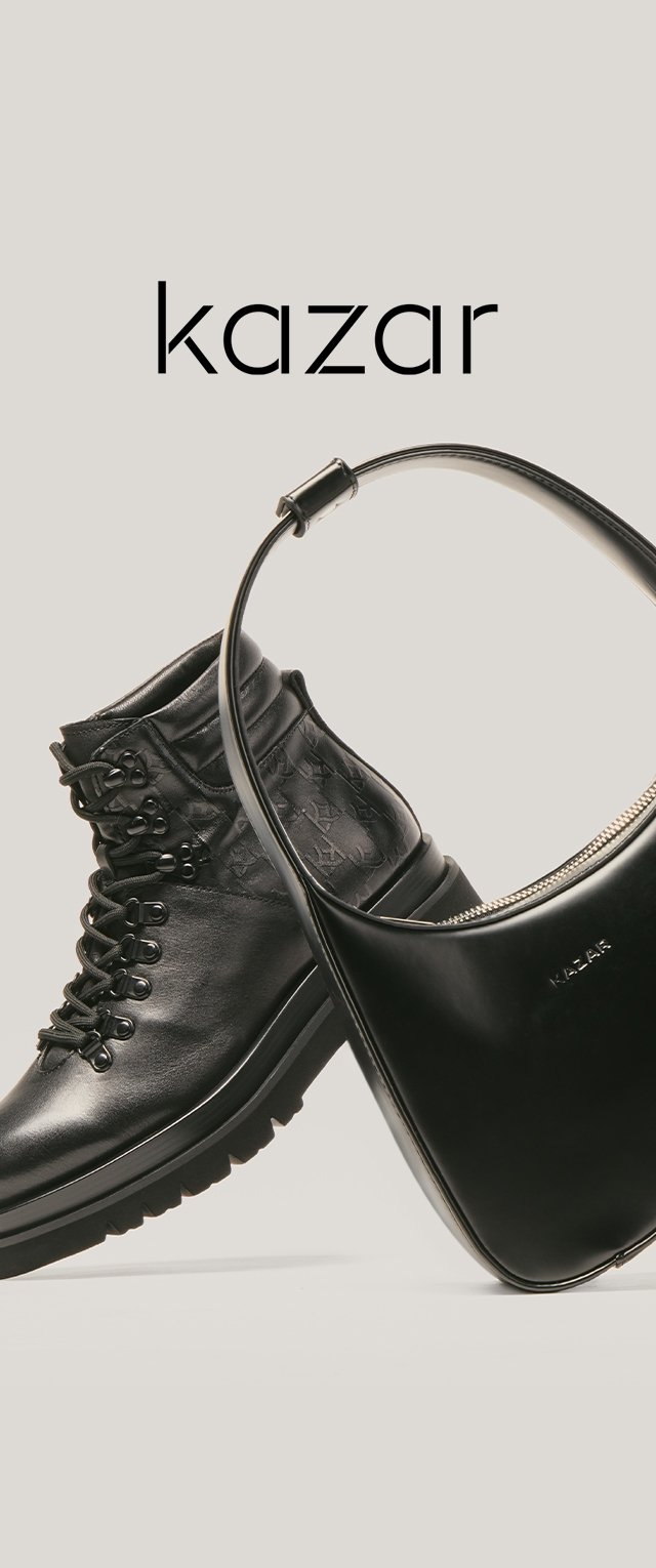 Botas de cuero negro con cordones, un eje texturizado y suela robusta, al lado de un elegante bolso negro con una correa curva y cierre de cremallera.