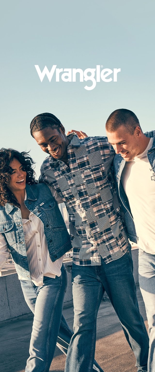 Tres personas vestidas con atuendos de mezclilla: una chaqueta de color azul claro, una camisa de cuadros y una camiseta gris, combinadas con jeans. El fondo es un cielo despejado.