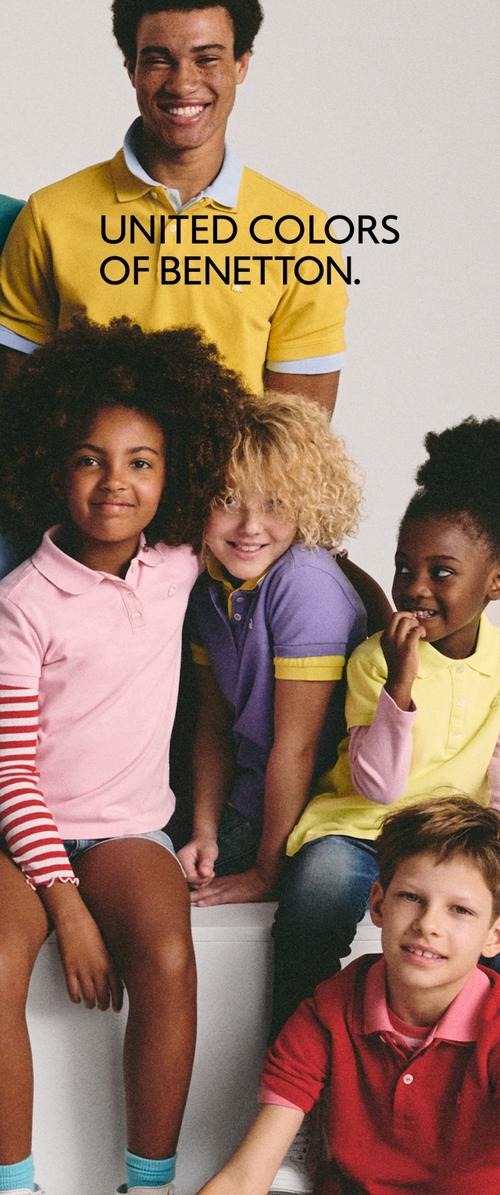 Gruppe von Kindern in bunten Poloshirts: gelb, lila, rosa und rot, mit verschiedenen Haartexturen und -stilen, die zusammen sitzen.