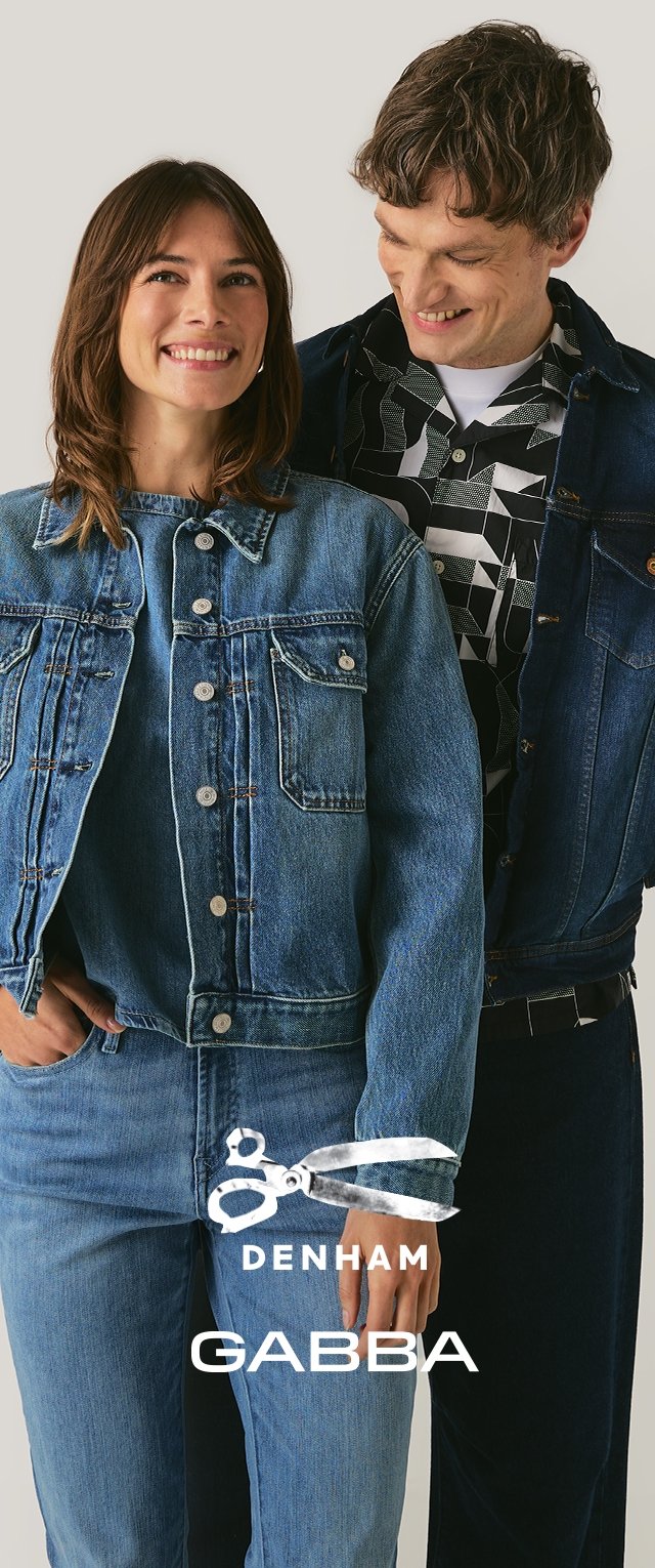 Dos modelos llevan chaquetas de mezclilla, una azul claro con bolsillos y la otra azul oscuro. Ambas se combinan con vaqueros azul claro, mostrando un estilo casual.