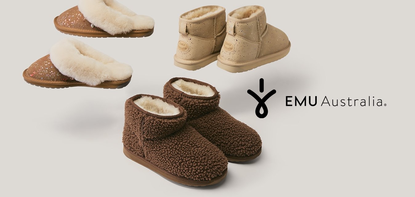 Tři páry pohodlných pantoflí s kožíškovou podšívkou: hnědé nazouvací, béžové kotníkové boty a tmavě hnědé vysoké pantofle na jednobarevném pozadí.