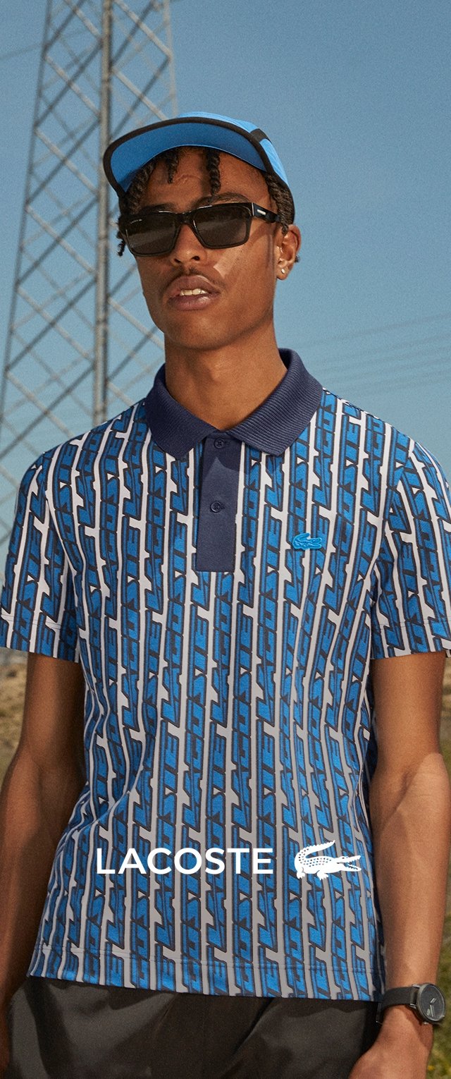 Polo shirt à motifs bleus et gris avec un col marine, à manches courtes et arborant le logo Lacoste. Comprend des lunettes de soleil noires et une casquette bleue.