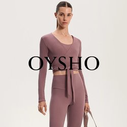 Fialový sportovní crop top se zavazováním, v kombinaci s legínami s vysokým pasem; modelka drží odpovídající taupe sportovní tašku; tenisky s krémovými akcenty.