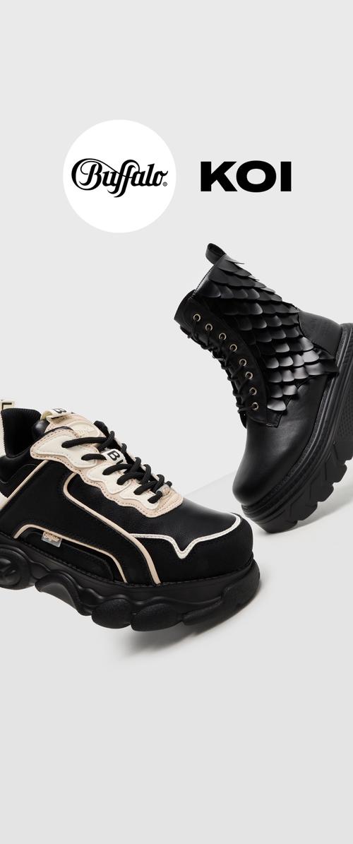 Baskets noir et blanc avec une semelle épaisse, présentant des accents texturés et des détails à motifs. Marque visible au-dessus des chaussures.