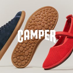 Tři plovoucí boty: tmavě modrý teniska, hnědý podešev s texturovaným protiskluzovým vzorem a červená Mary Jane s páskem na neutrálním pozadí.