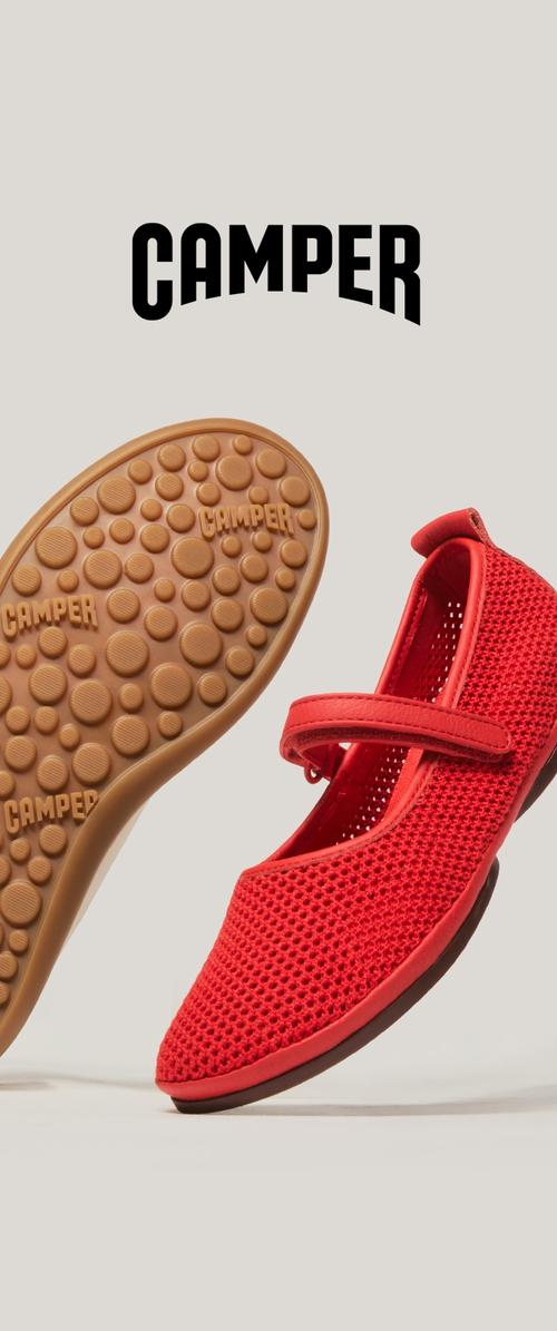 Rode Mary Jane schoen van mesh met een bruine, gestructureerde zool met cirkelpatronen en Camper-logo op een neutrale achtergrond.