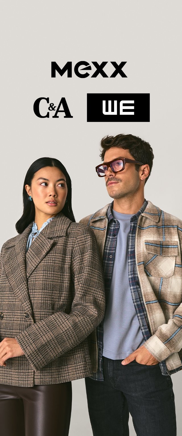 Braun karierten Mantel mit doppelten Knöpfen und einem blauen Karoshirt, das über einem grauen T-Shirt getragen wird; beide kombiniert mit dunklen Jeans. Logos oben.