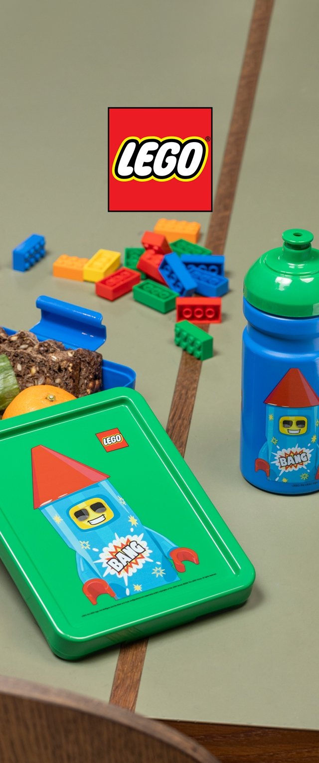 Groene lunchtrommel met LEGO-personage ontwerp, blauwe waterfles met groene dop en diverse kleurrijke LEGO-steentjes verspreid op een oppervlak.