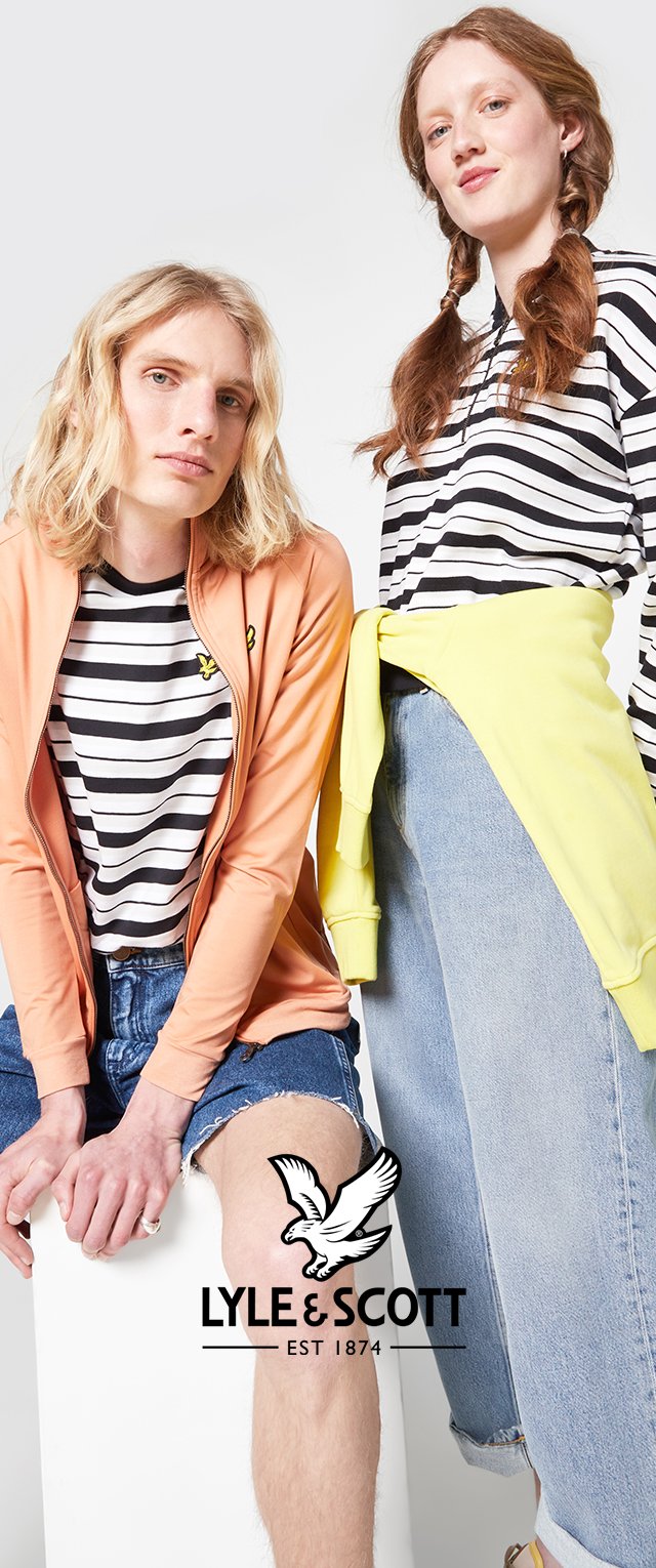 Oranje ritjas, zwart-wit gestreepte T-shirts, lichtblauwe denimshorts en een gele trui om de taille geknoopt. Prominent logo weergegeven.