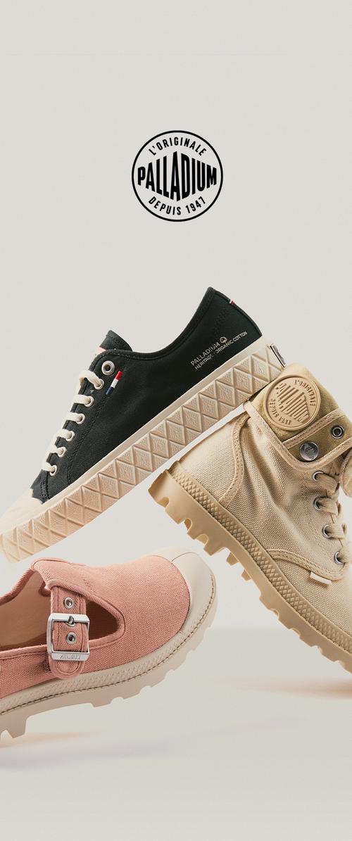 Drei Palladium-Schuhe in schwarz (Sneaker), beige (Stiefel) und rosa (Schuh mit Schnalle), vertikal angeordnet vor hellem, einfarbigem Hintergrund mit Markenlogo oben.