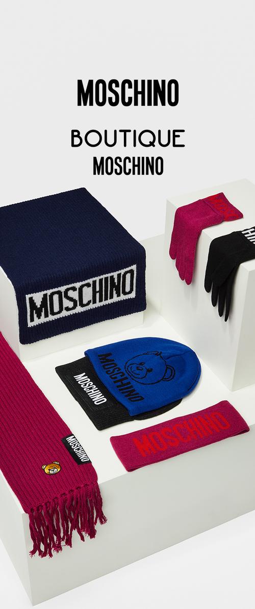 Gorra azul, guantes negros, bufandas rosa y azul marino, y un gorro de punto con un logo de oso, todos con la marca MOSCHINO en varios colores.