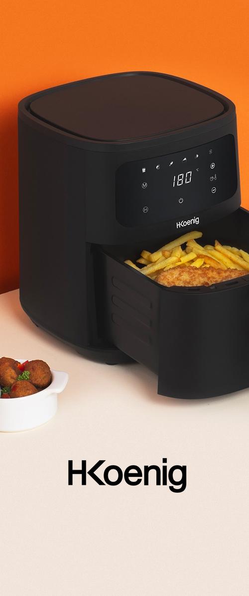 Černá fritéza s hranatým designem, digitálním displejem a výsuvným šuplíkem, který obsahuje hranolky. Vedle se nachází bílá miska s jídlem.