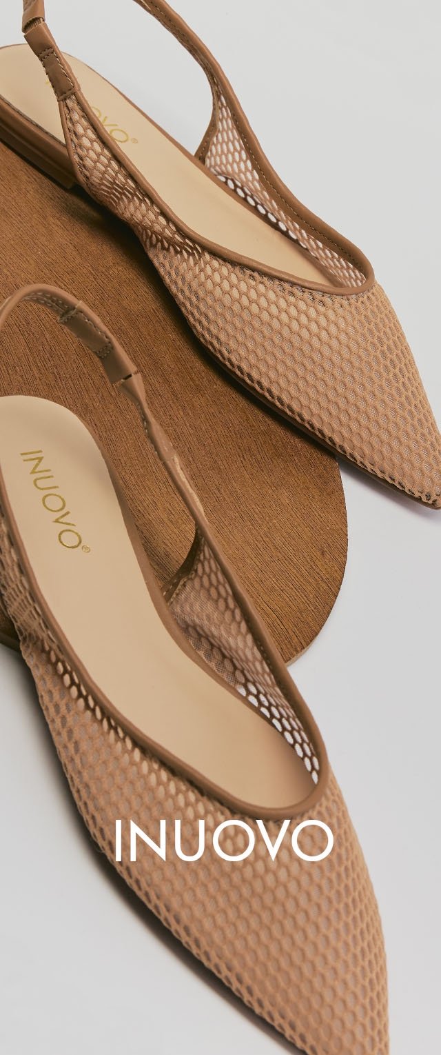 Zapatos planos beige de malla con tira trasera, punta afilada y plantillas acolchadas con la marca "Inuovo", colocados sobre una tabla circular de madera con fondo blanco.