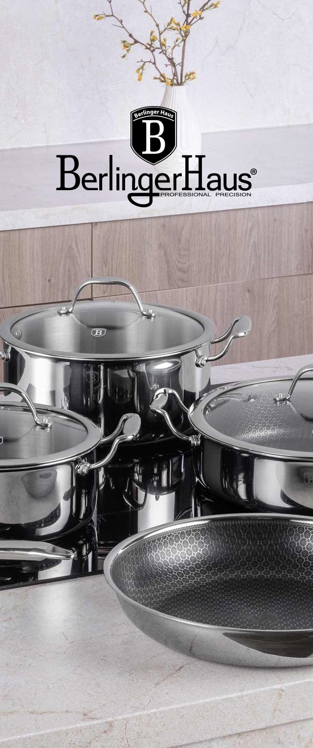 Satz von vier Töpfen und Pfannen aus Edelstahl mit Glasdeckeln auf einer Küchenarbeitsplatte, im Hintergrund eine weiße Vase mit gelben Blumen.