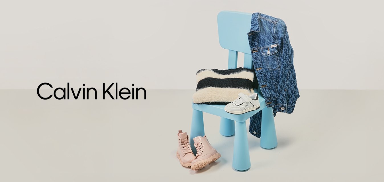 Modrá židle s pruhovaným černobílým svetrem, džínsová bunda pověšená na opěradle, bílé dětské boty na sedáku a růžové boty na podlaze.