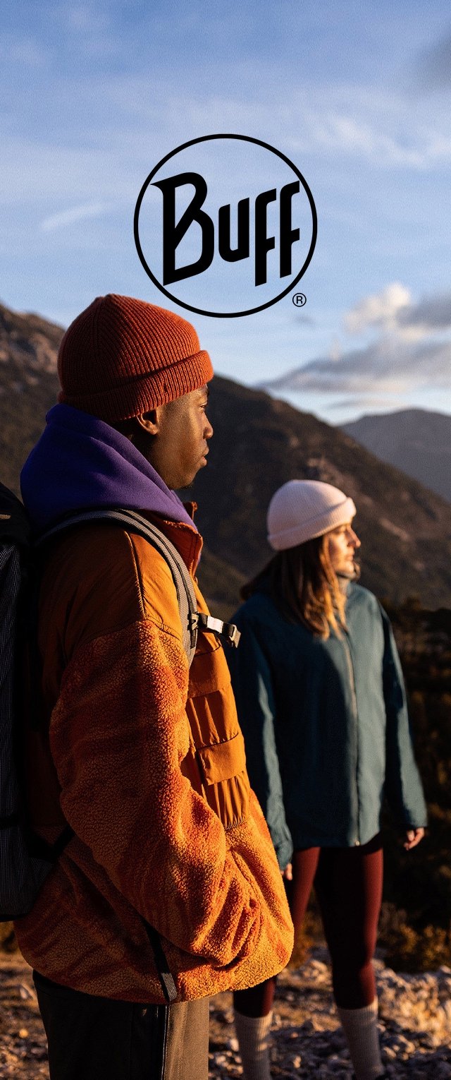 Twee mensen buiten in warme winterkleding. De man draagt een feloranje fleecejack en een rode beanie; de vrouw heeft een teal jack en een witte beanie aan.