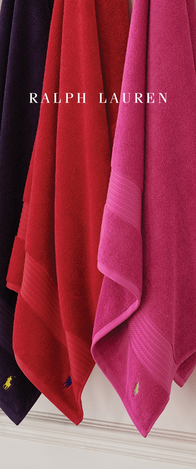 Ralph Lauren Handtücher in Lila, Rot und Pink. Plüschige Textur mit gestickten Pferdelogo-Akzenten in kontrastierenden Farben.