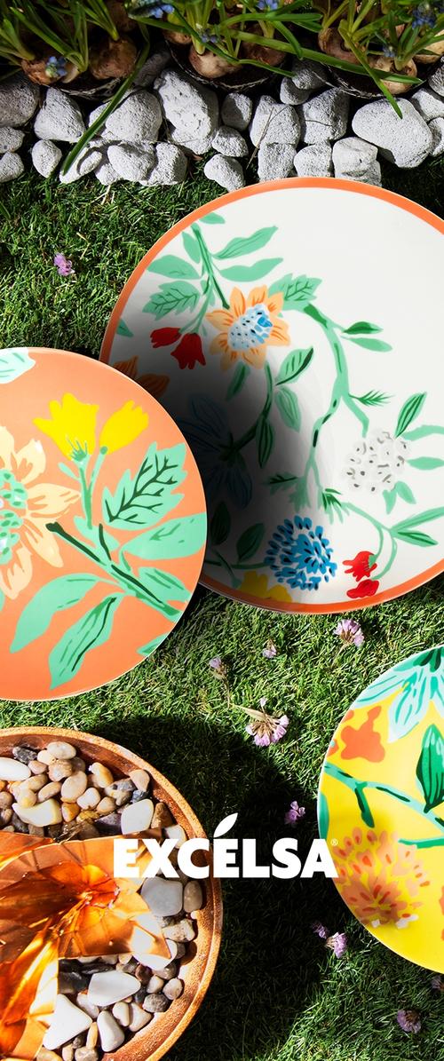Trei farfurii decorative cu modele florale; culorile includ portocaliu, alb și galben. Formă circulară cu diverse modele de flori.
