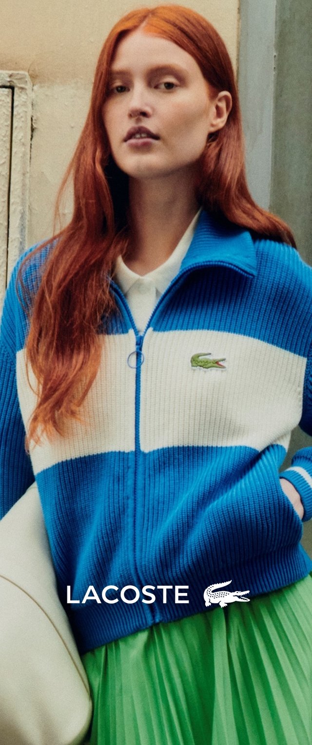 Blauwe en witte geribbelde zip-up trui met groene geplooide rok, voorzien van een Lacoste-logo en een zachte stoftextuur.