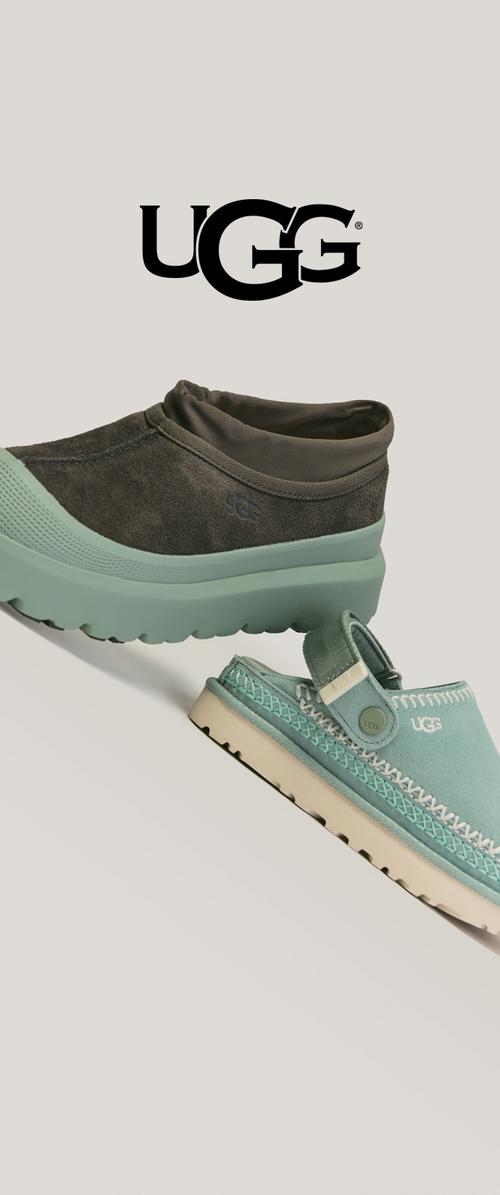 Dos zapatos UGG mostrados en diagonal: una bota gris sin cordones con suela gruesa y una sandalia azul claro estilo mocasín con costuras blancas y tira.