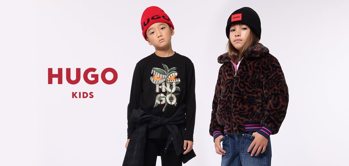 Černá košile s dlouhým rukávem s grafickým potiskem a leopardí prošívaná bunda na zip, doplněné červenými a černo-červenými čepicemi.