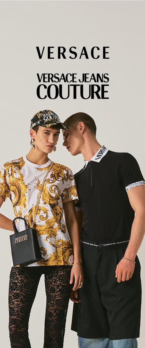 Deux mannequins posent en portant Versace Jeans Couture : l'un dans une chemise à imprimé baroque, une casquette, un pantalon en dentelle et un sac à main ; l'autre dans un polo noir et un short.
