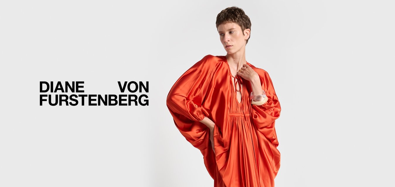 Proudná, šatová šaty po kolena v jasně oranžovém saténu s dlouhými, nabíranými rukávy, nařaseným výstřihem a volnou, splývavou siluetou.