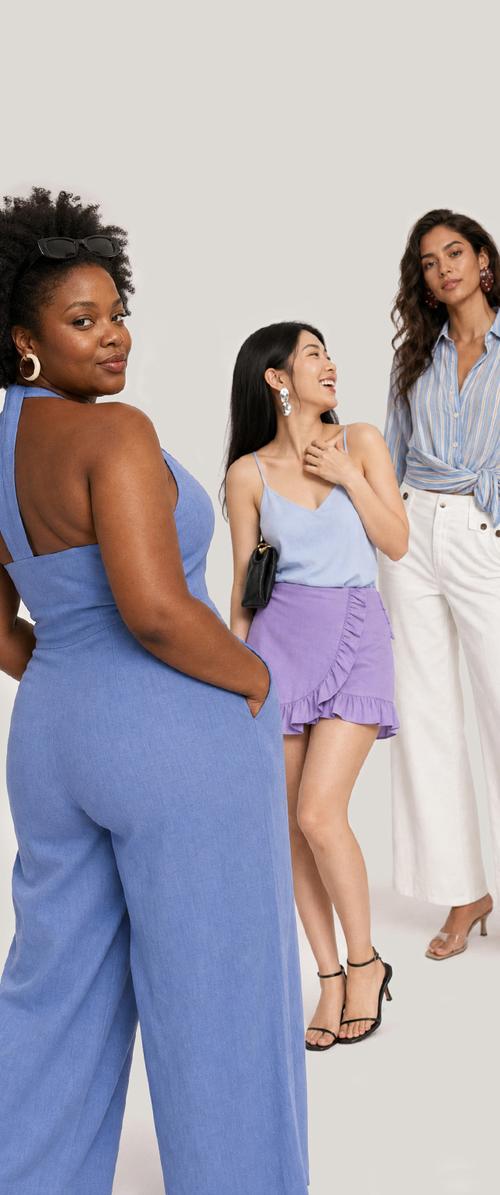 Tres mujeres posando con conjuntos casuales de verano: mono azul, top y falda lavanda, y camisa a rayas con pantalones blancos.