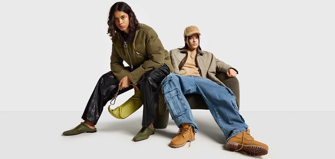 Zelená péřová bunda, černé kožené kalhoty a zelené boty vlevo; béžový svetr, hnědá bunda a hnědé boty vpravo.