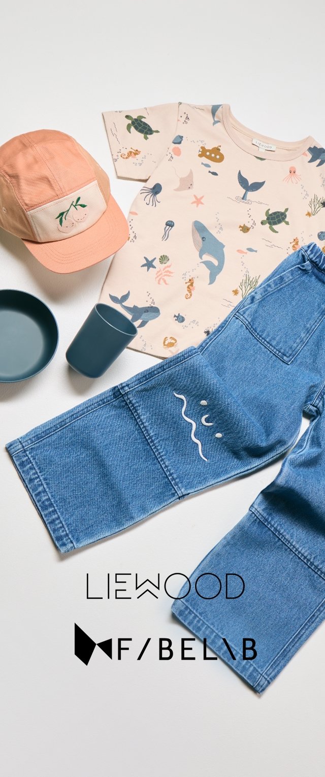 Camiseta beige para niños con estampados de animales marinos coloridos, gorra rosa claro, pantalones de mezclilla azules con detalles de olas, taza azul y plato.