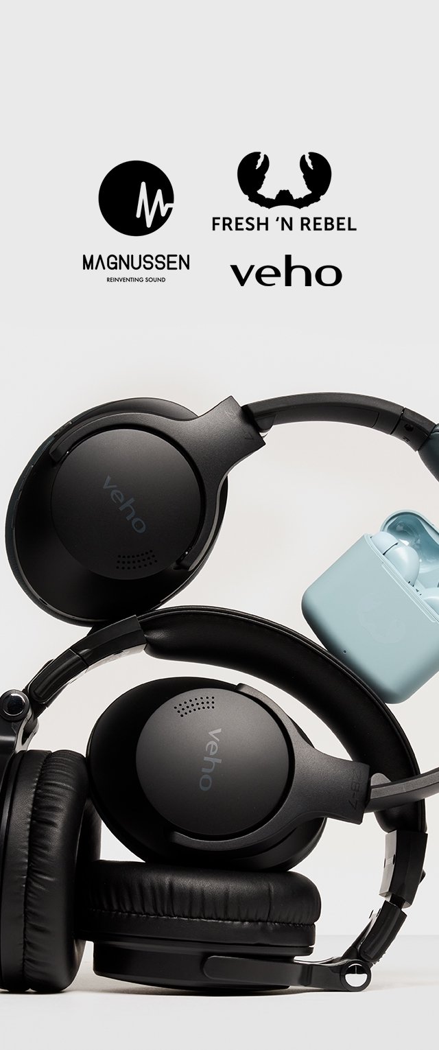 Cuffie over-ear nere con padiglioni rotondi e archetto imbottito, accompagnate da un case di ricarica wireless blu chiaro.