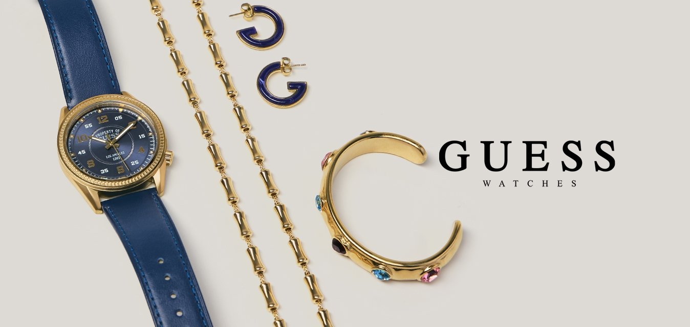 Hodinky s modrým koženým páskem, zlatý řetízkový náhrdelník, zlatý manžetový náramek s barevnými kameny a dva malé modro-zlaté kruhové náušnice na šedém pozadí.