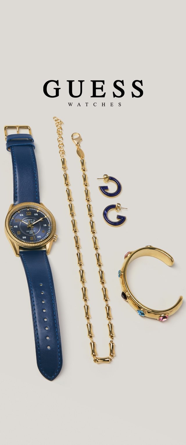 Montre en or avec bracelet en cuir bleu, collier chaîne en or, boucles d'oreilles créoles bleues et bracelet manchette en or avec pierres colorées sur fond clair.