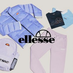 Světlá fialová péřová bunda, odpovídající batoh, bledě fialové teplákové kalhoty a tři složené trička v námořnické, bílé a světle modré barvě na béžovém pozadí.