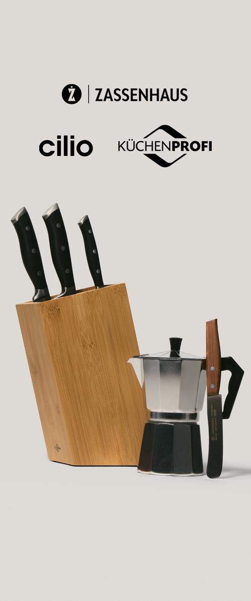 Tre kniver med svarte håndtak i en knivblokk i tre, sølvfarget espressokoker til kokeplate, og en enkelt kniv med trehåndtak ved siden av.