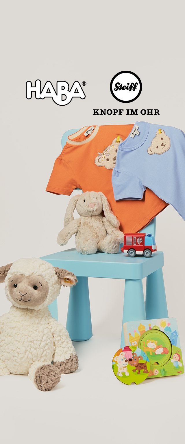 Zwei Kinder-T-Shirts in Orange und Blau, ein cremefarbener Plüschschaf, ein grauer Hase, ein Spielzeug-Feuerwehrwagen und ein buntes Aktivitätsbrett, angeordnet auf einem blauen Hocker.