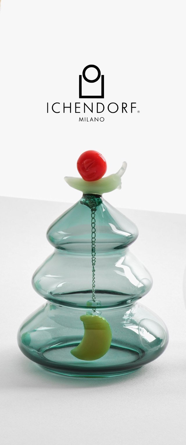 Pezzo decorativo in vetro color acquamarina a forma di albero di Natale, con una sfera rossa in cima e un crescente verde sotto, caratterizzato da una delicata catena.