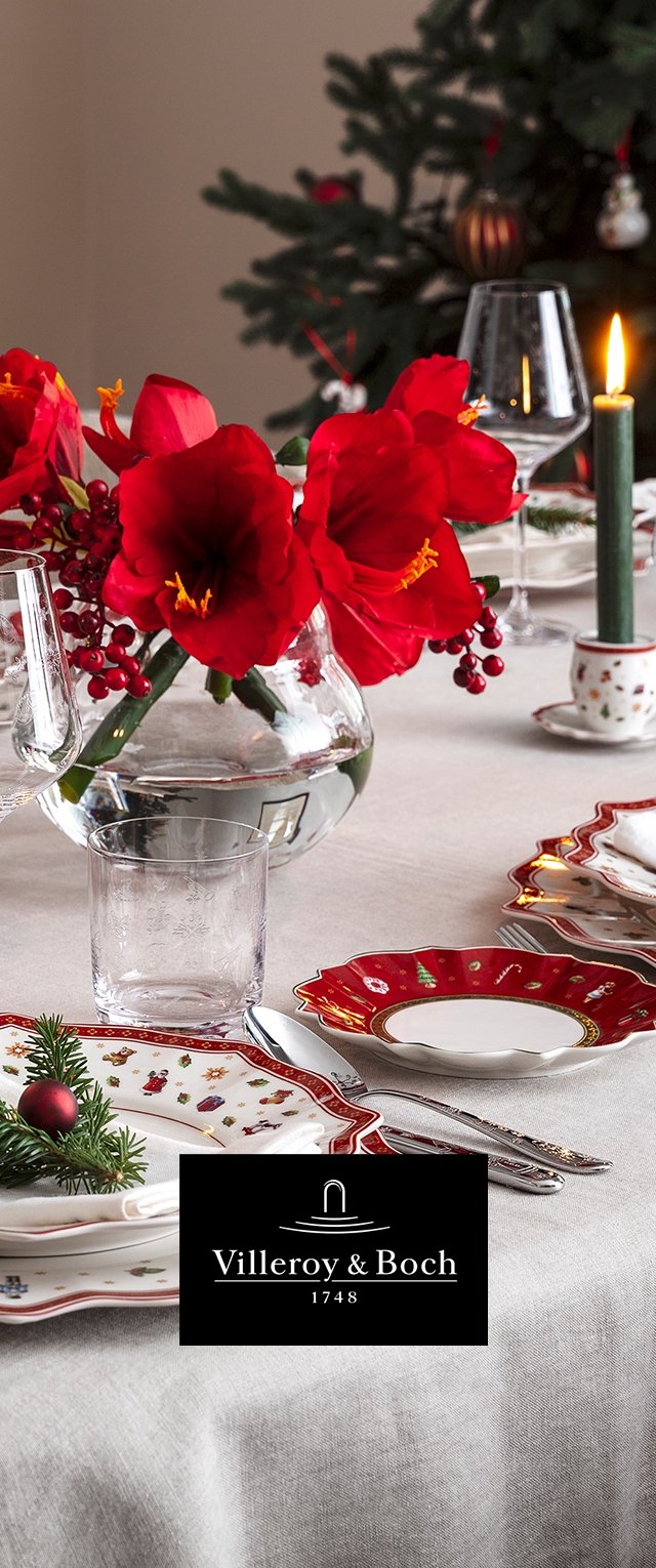 Rotes Blumenzentrum mit Amaryllis, klare Glasvasen, weiße und rote China-Teller mit goldenem Rand, silbernes Besteck und grüne Akzente auf dem Tisch.