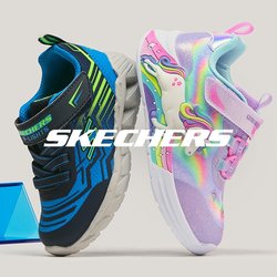 Pár dětských tenisek, jedny modro-černé, druhé fialové s motivy jednorožců, obklopené barevnými průhlednými geometrickými stavebnicovými bloky.